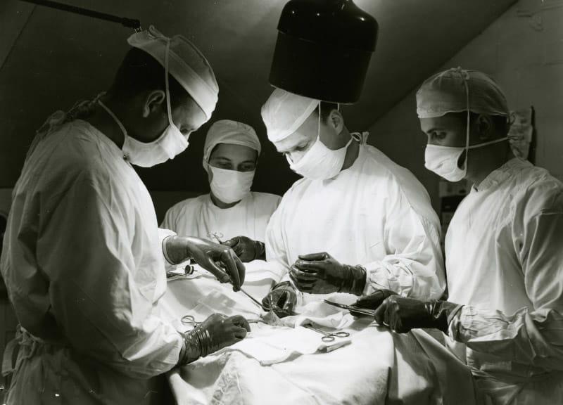 Dr. C. Walton Lillehei and a surgical team in the research laboratory in February 1951. (Photo courtesy of University of Minnesota Archives)